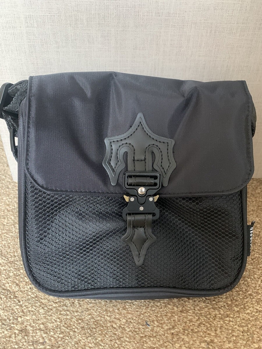 Trapstar 1.0 Messenger Bag Triple Black edition QR CODE