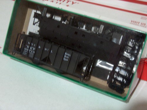HO Bowser NKP Placa de Níquel 2 Bahías 70 Ton Tolva Cubierta 99716 Kit # 55631 Sin usar, en caja | Zustand: New