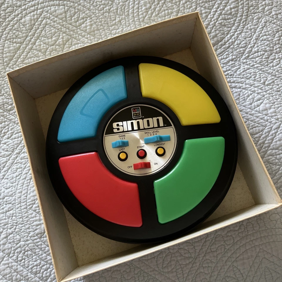 Juego electrónico Simon 1978 MB caja original instrucciones todas las luces, funciona Foto 2 de 4