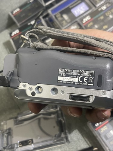 Sony Handycam DCR-HC22E completa con accesorios adicionales y 43X Mini DV DVM60 - Imagen 15 de 19