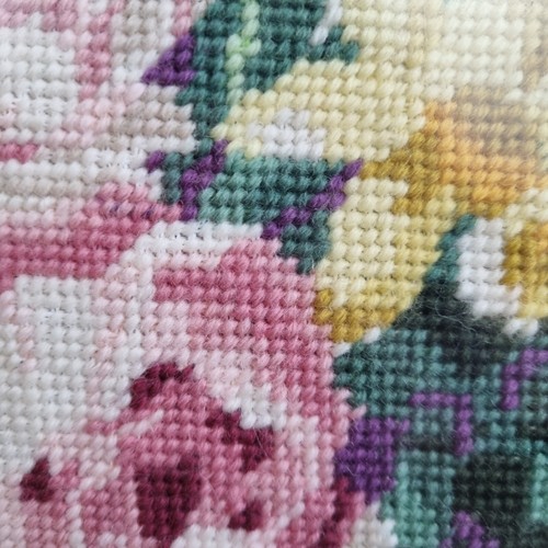 Vintage Needlework Tapestry Floral Embroidered Picture Wood Gesso Framed Glazed - Foto 8 di 24