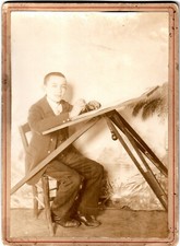 enfant & compas sur planchette d'Alidade Arpentage Géodésie Géomètre Topographie