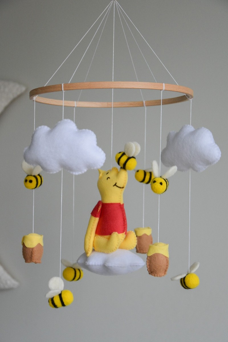 Winnie the Pooh-Themed Clouds Baby crib Mobile, boucle nursery