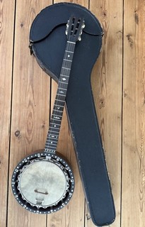 Antiguo banjo de cítara de 5 cuerdas W. Temlett con incrustación de madreperla y estuche