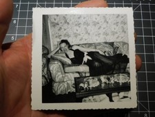 FOTO INSTANTÁNEA DE COLECCIÓN, MUJER JOVEN, SEDUCTORA AMA DE CASA EN EL SOFÁ