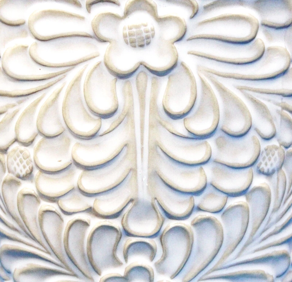 Jabonera Cynthia Rowley Ovalada Beige Off White Repujado Floral Cerámica De Colección Foto 2 de 4