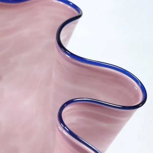 Lavendel Kunstglas Vase mit Kobaltblau Rüschen - Bild 7 von 14