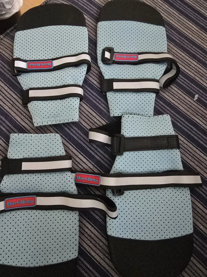 Guantes reflectantes de neopreno para todo clima Bark Brite para patas de perro Foto 2 de 4