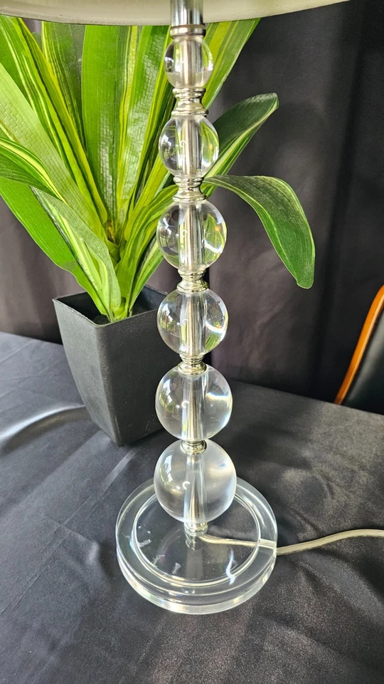 "Lámpara de mesa contemporánea de bola de cristal acrílico apilado transparente de 29"" con pantalla gris" Foto 2 de 4