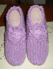 HAND KNITTED WOMAN LADY SLIPPERS w/DAISY "CUTE" SIZE - LARGE 10 - 11 NEW