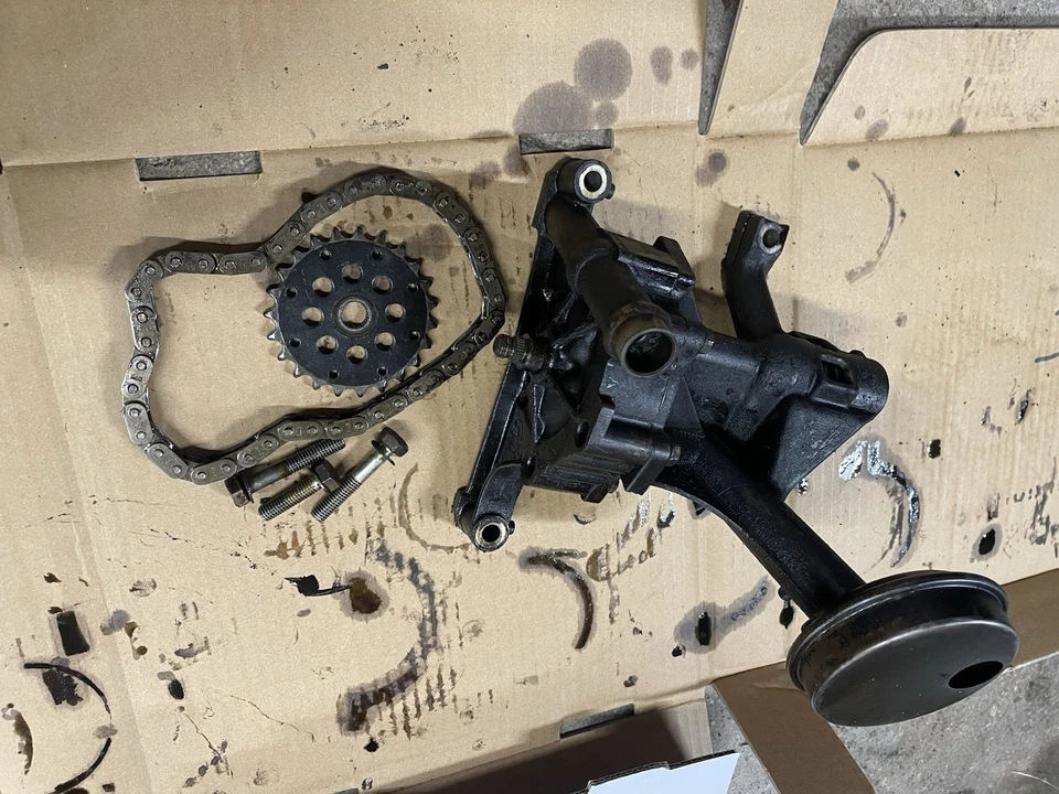 BMW E24 E34 E32 M30B35 M30 Engine Oil Pump With Chain - Image 2 of 4