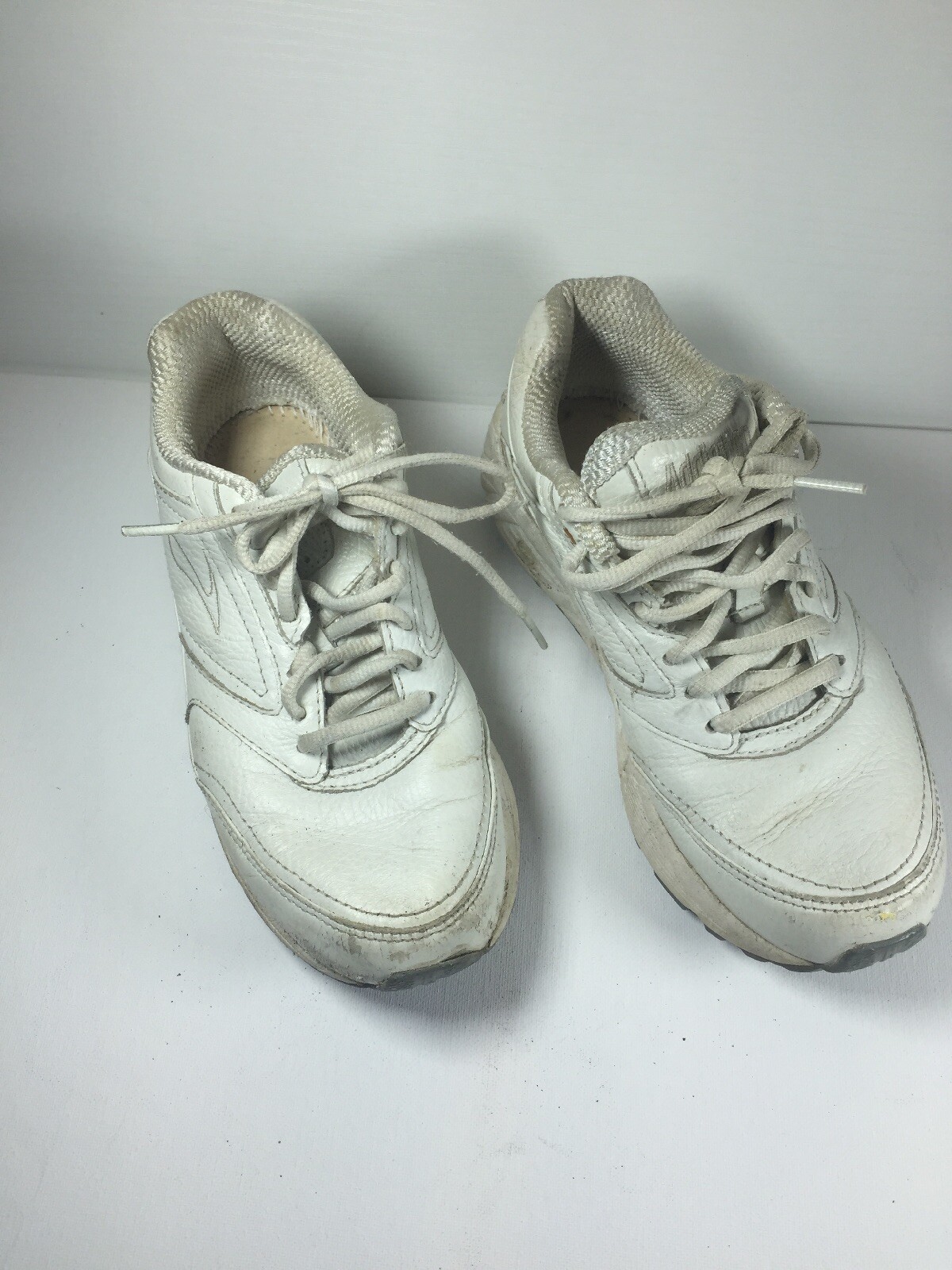 brooks walking sneakers womens