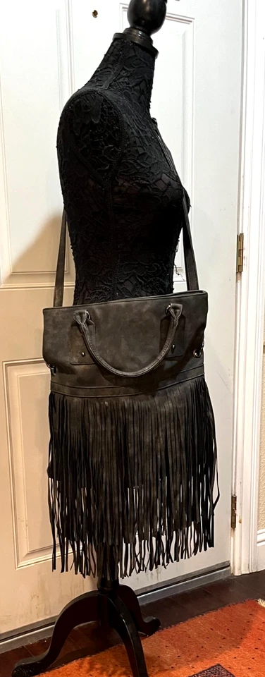 Bolso de mano convertible bandolera de cuero sintético con flecos negros Mossimo, cultura vaquera Foto 2 de 4