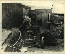 1973 Press Photo James Mosley Cleans After Flooding, Tanglewood Manor, Houston