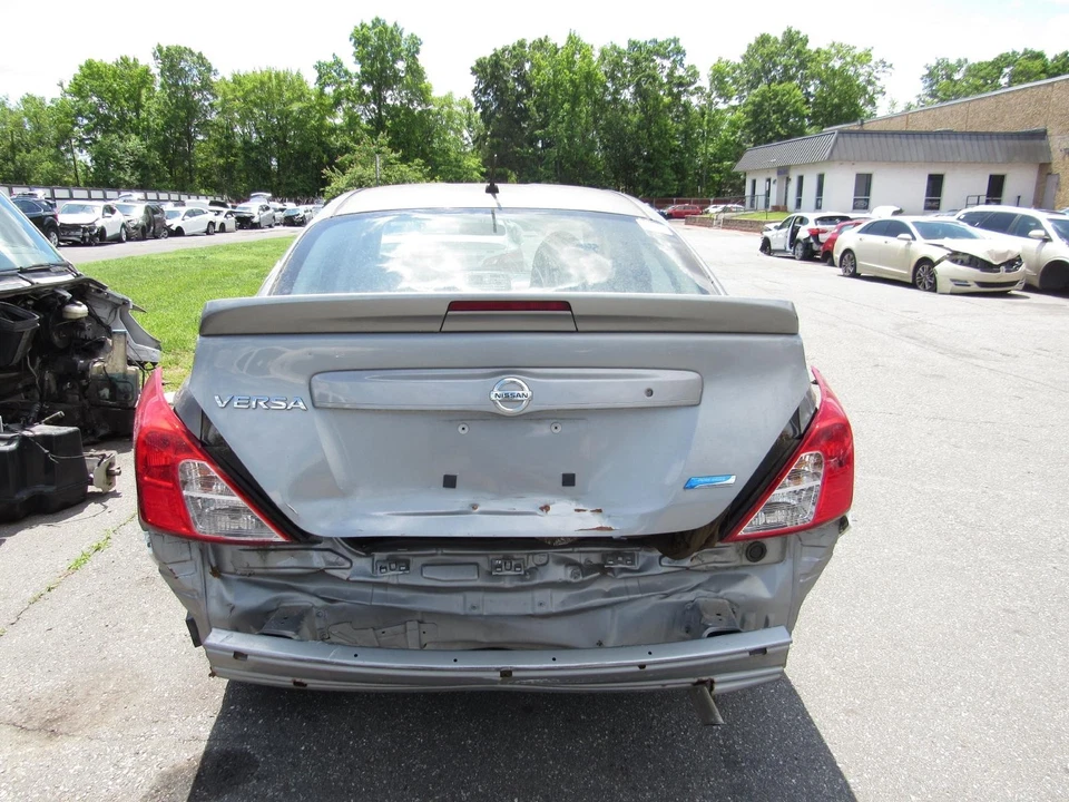 Nissan Versa 2014 cabina caja de fusibles Foto 3 de 4