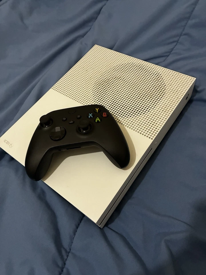 Xbox One S Console with Controller (No cables) - Image 3 of 3