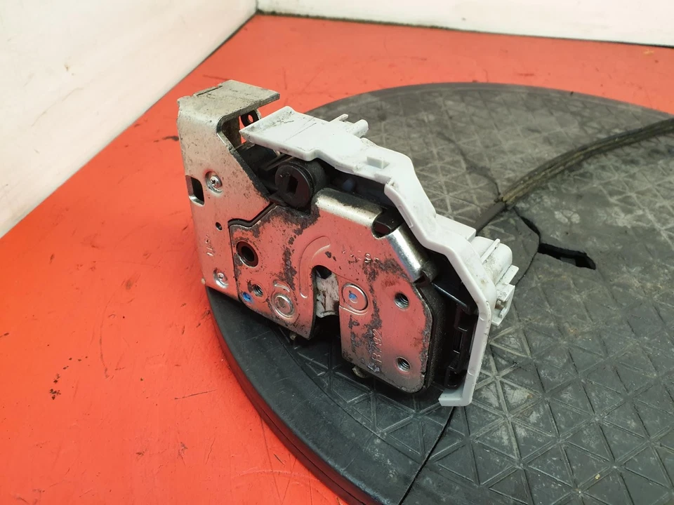 CHRYSLER YPSILON SOLENOIDE ACTUADOR CERRADURA PUERTA DELANTERA LADO CERCANO 2012 - Imagen 2 de 4