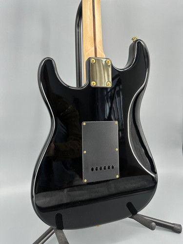 Corpo Solido Nero ST Chitarra Elettrica Corpo Basso Nero Battipenna Parte Oro - Foto 16 di 16