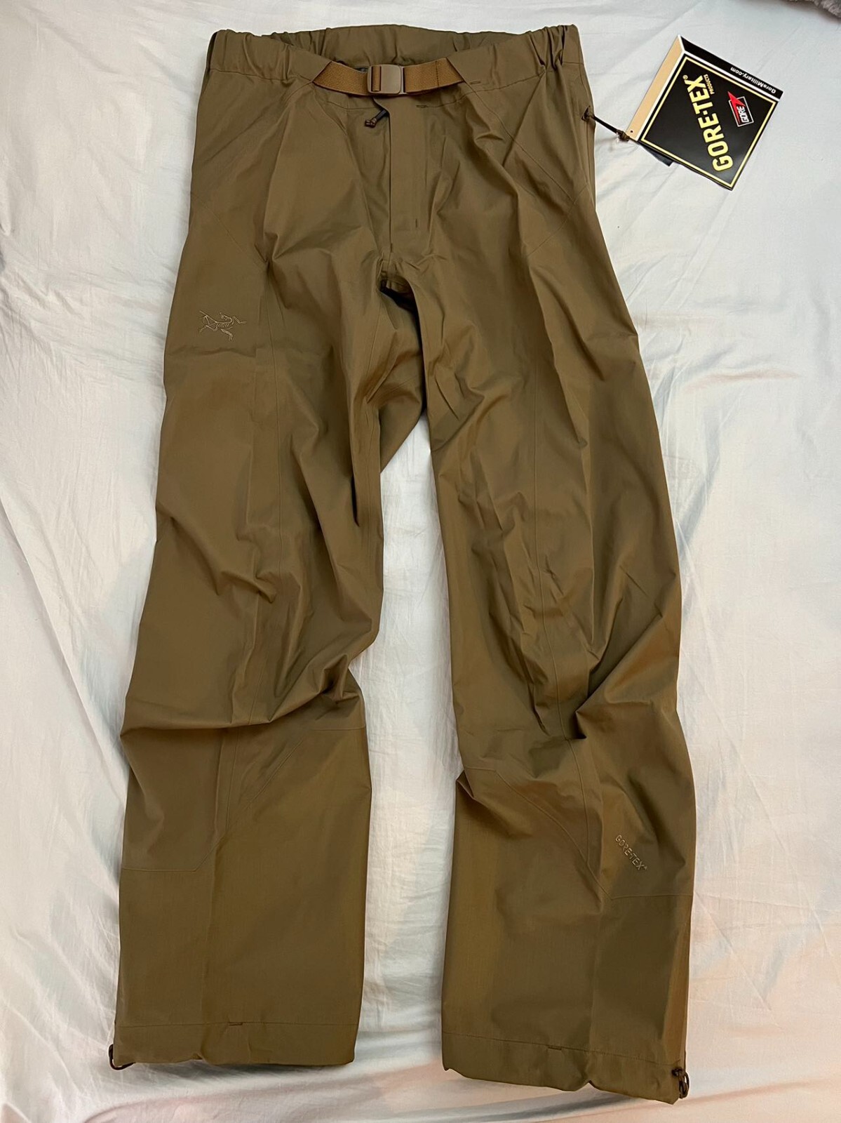 Pantaloni nuovi Arc'teryx LEAF Alpha LT (Gen 2) taglia Medium Reg colore coccodrillo
