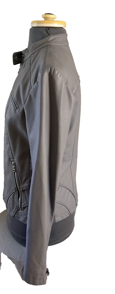 Chaqueta para mujer Guess gris pequeña de cuero sintético liso cuello mandarín moto Foto 4 de 4