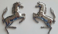 Un par de calcomanías adhesivas plateadas con emblema de coche de caballo para correr de metal 3D de calidad