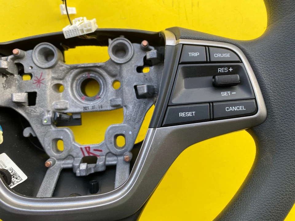 Volante Hyundai Accent 2018-2022 con interruptor de control de crucero OEM 56100-J0540 Foto 3 de 4