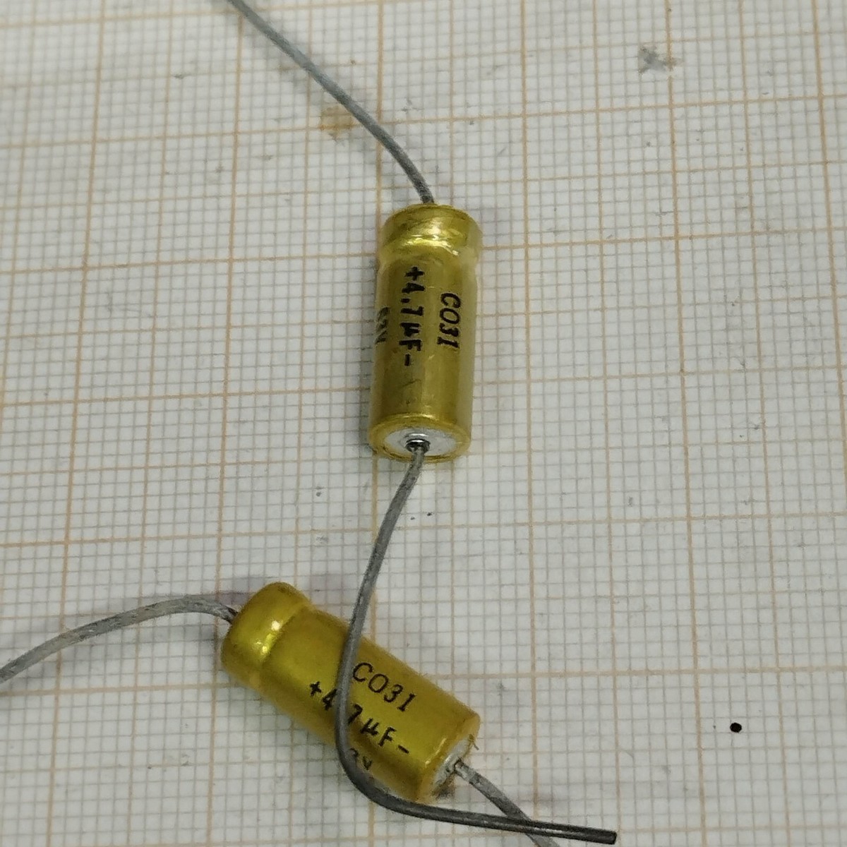 Lot De 4 Condensateurs électrolytiques 4,7 µF 63V NOS (Philips/ITT) Radial Neufs - Fabriqué En France