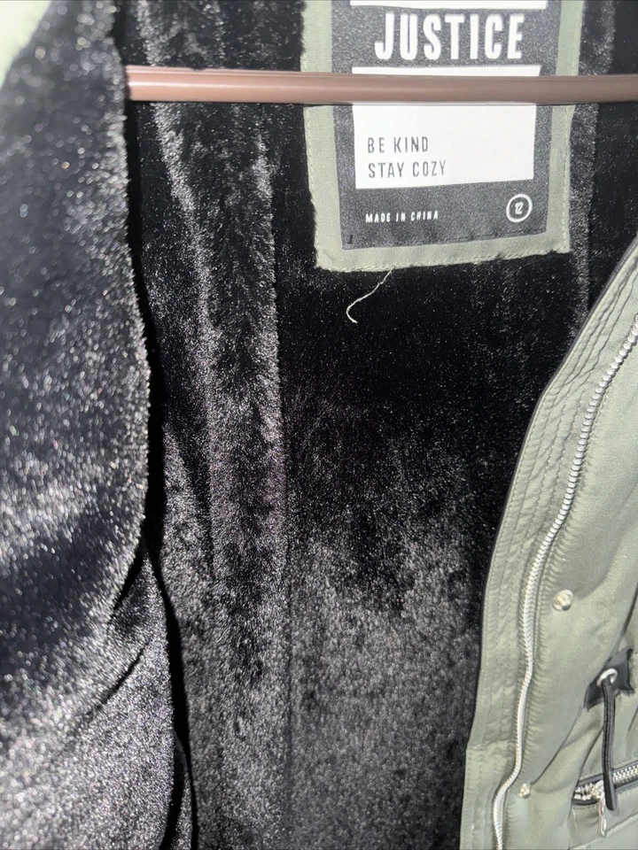 Abrigo parka forrado de piel Justice para niñas talla 12 verde oliva Foto 4 de 4