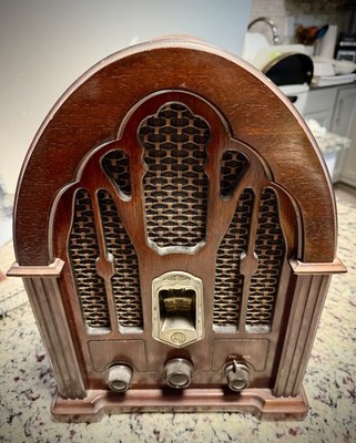 GE 7-4100JA Vintage Cathedral Style Radio Wood Veneer Lacquered