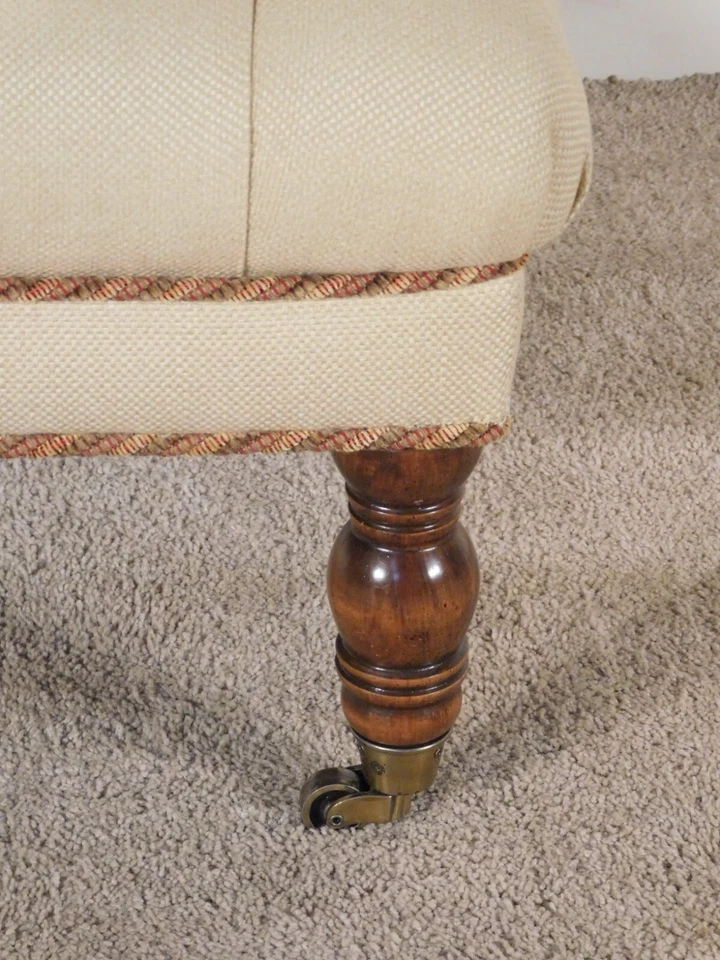 Reposapiés otomano HENREDON profundo acolchado con ruedas de latón pesado Foto 3 de 4