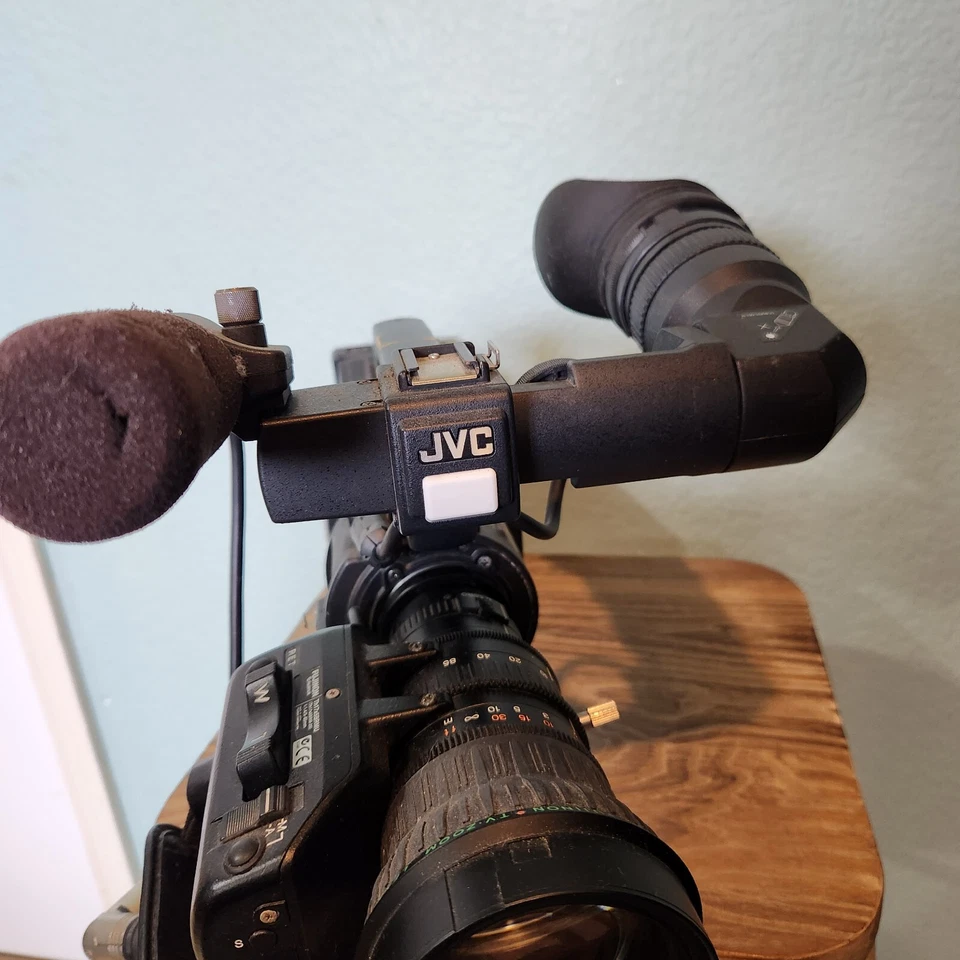 JVC GY-HD250 U ProHD Camcorder w Fujinon th17xbrmu Broadcast Lens Mic + Bundle - Image 4 of 4