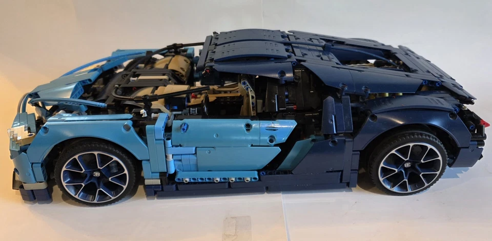 LEGO TECHNIC: Bugatti Chiron (42083) Foto 2 de 4