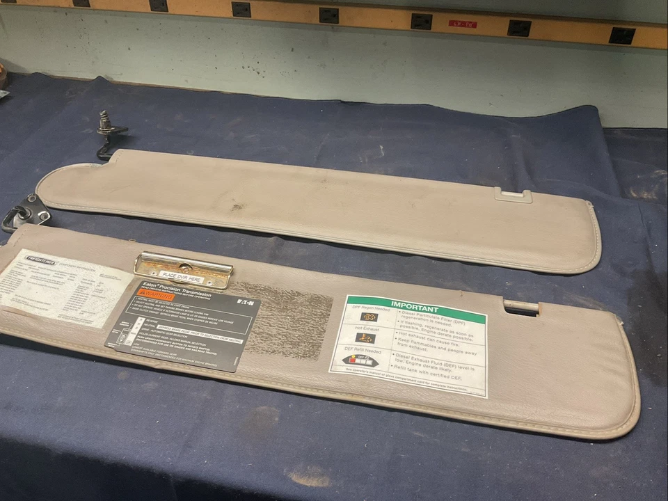 Freightliner Opal Gray LH Interior Sun Visor - Изображение 3 из 3