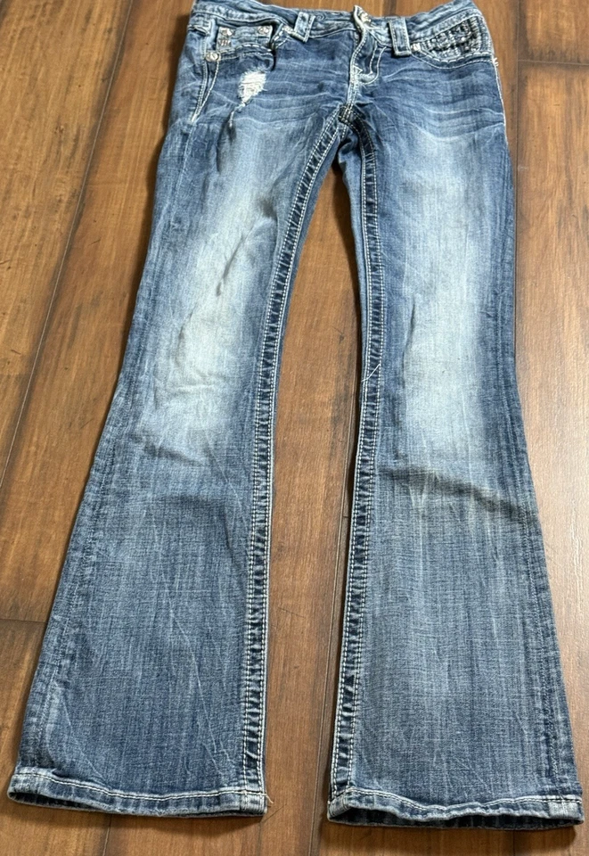 Miss Me 签名腰靴型牛仔裤装饰闪亮翻盖口袋,尺寸 25x32 — 第 2/4 张图片