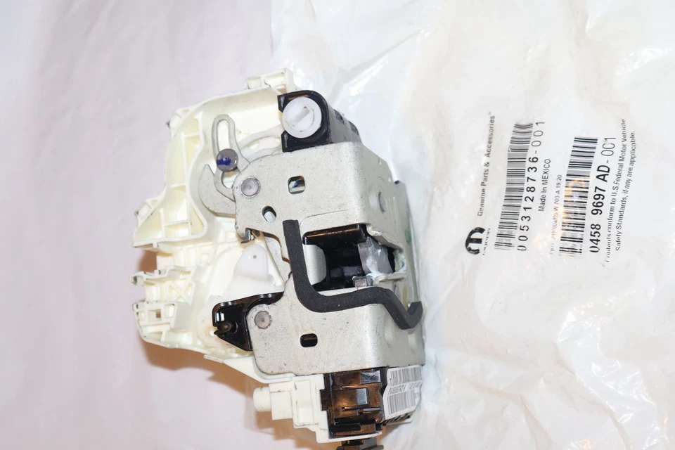 Conjunto de pestillo de puerta lateral del conductor trasero Chrysler / Mopar 04589697AD 2011-2014 nuevo Foto 2 de 4