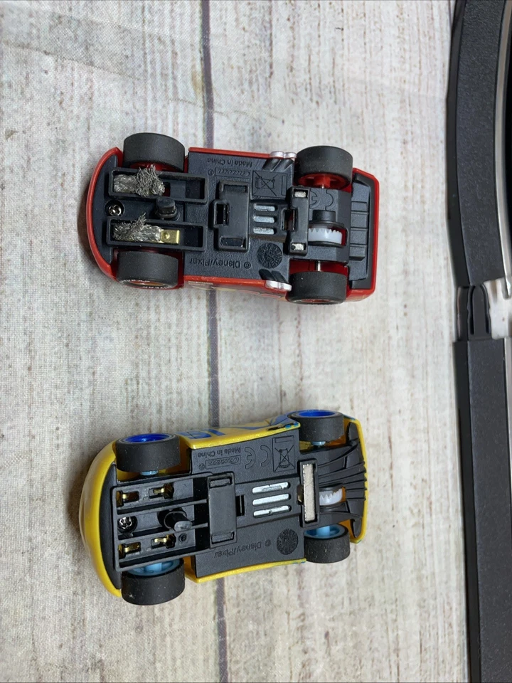 CARRERA DISNEY PIXAR SLOT CAR RACE Track con 2 CARROS. McQueen Dinoco rojo/amarillo Foto 3 de 4