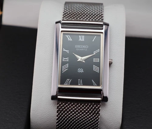 Vintage Seiko Slim Quartz Men's Wrist Watch Black Dial with Silver Bracelet.
