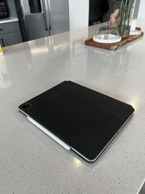Silver 4th gen iPad Pro with Magic Keyboard (black) and Apple