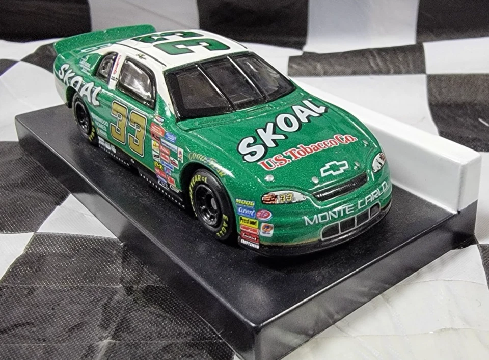 Action Ken Schrader #33 SKOAL Racing 1998 Chevy Monte Carlo 1:64 W649916064 - Image 4 of 4