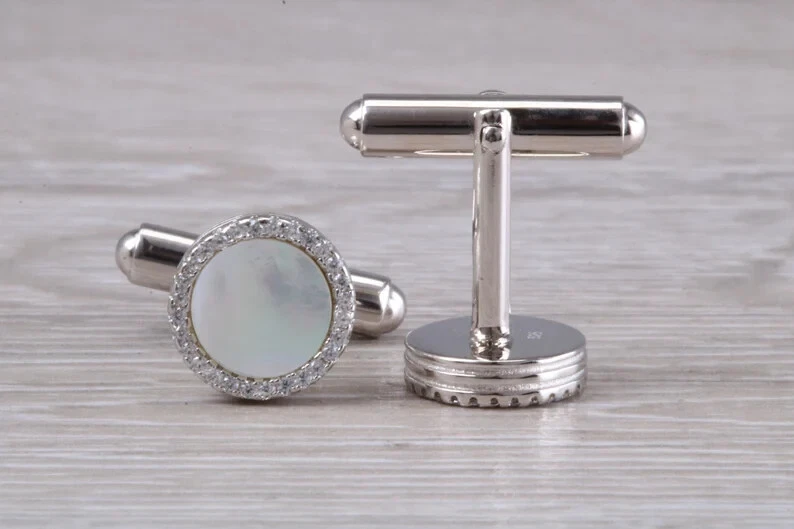 Gemelos de caballero de boda enchapados en oro blanco de 14 quilates creados en laboratorio madreperla Foto 2 de 4