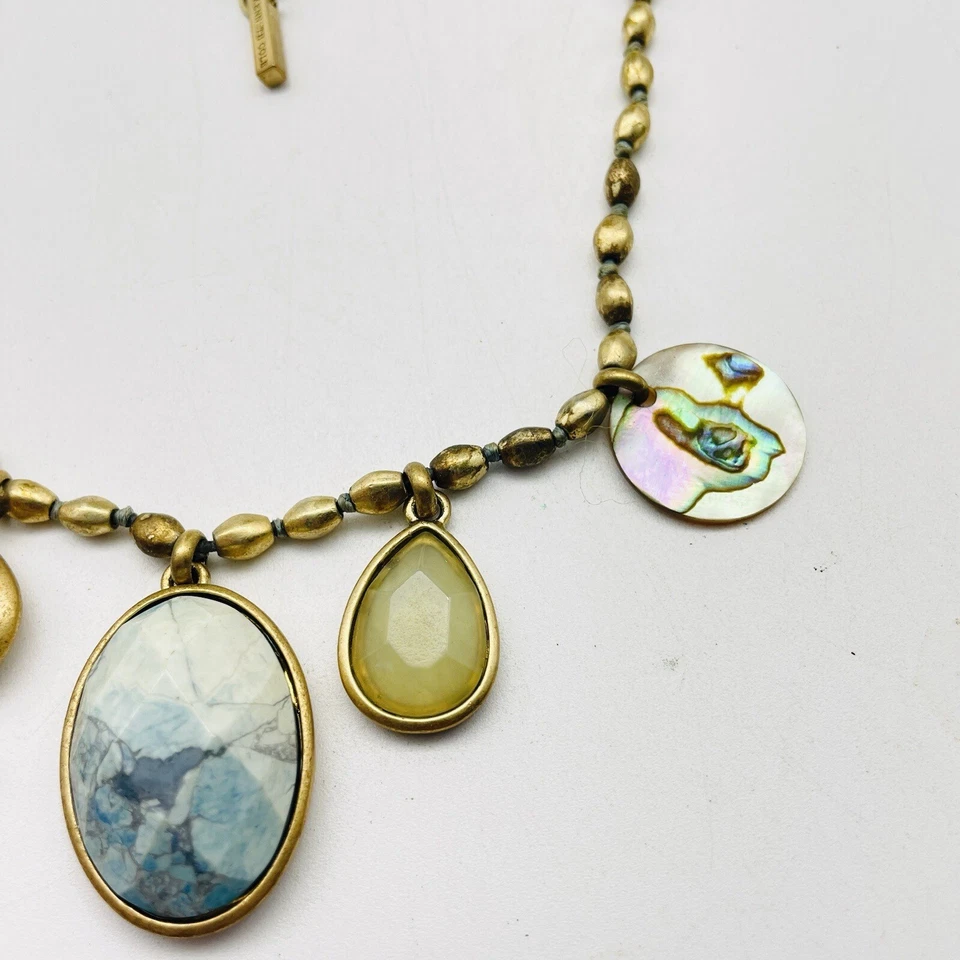 Collar con dije firmado por Kenneth Cole tono dorado cuentas de piedra facetadas boho moderno Foto 4 de 4