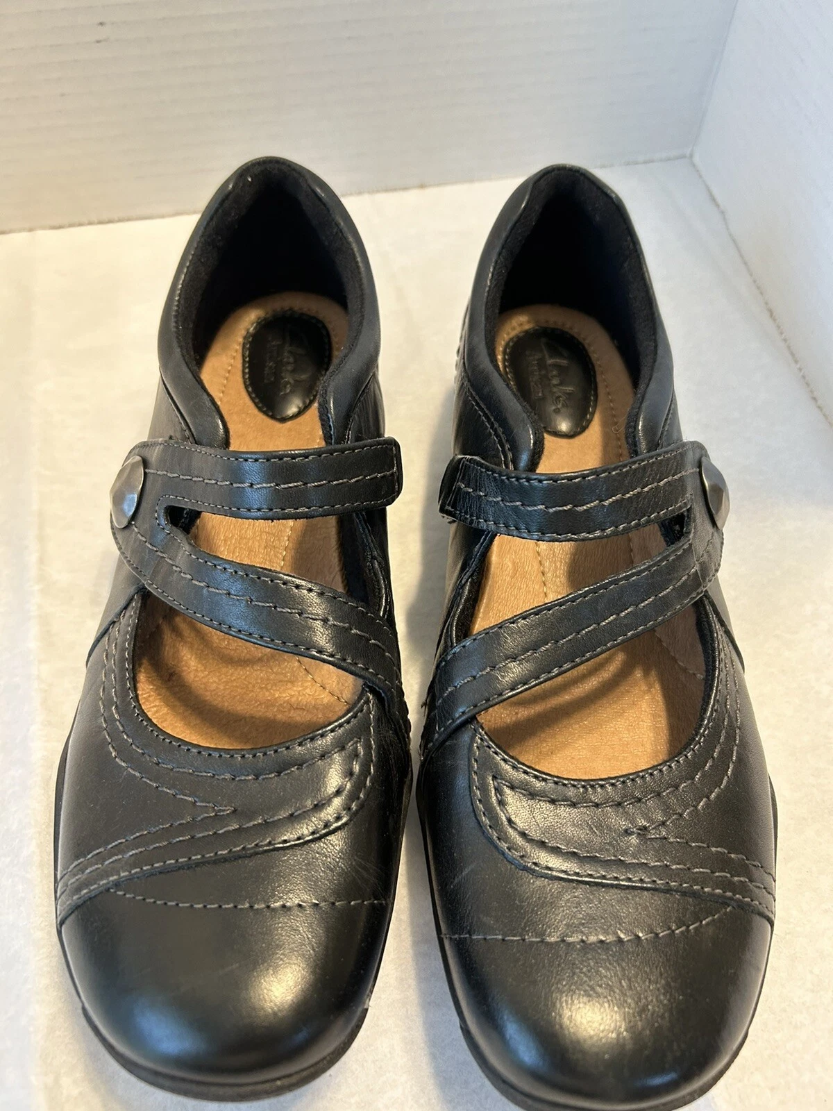 CLARKS scarpe basse clark artigianali taglia 9 cinturino nero aderisce al lato della scarpa ottime condizioni