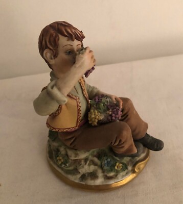 Eine sehr schöne kleine original Capo-Di-Monte Vintage China Figur Junge isst Trauben