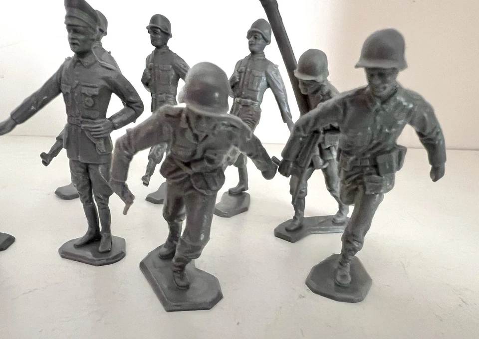 MARX BATTLEGROUND DARK GRAY GERMANS-SET of 16 in 12 POSES-VERY GOOD MOLD SHOT - image 3 of 4