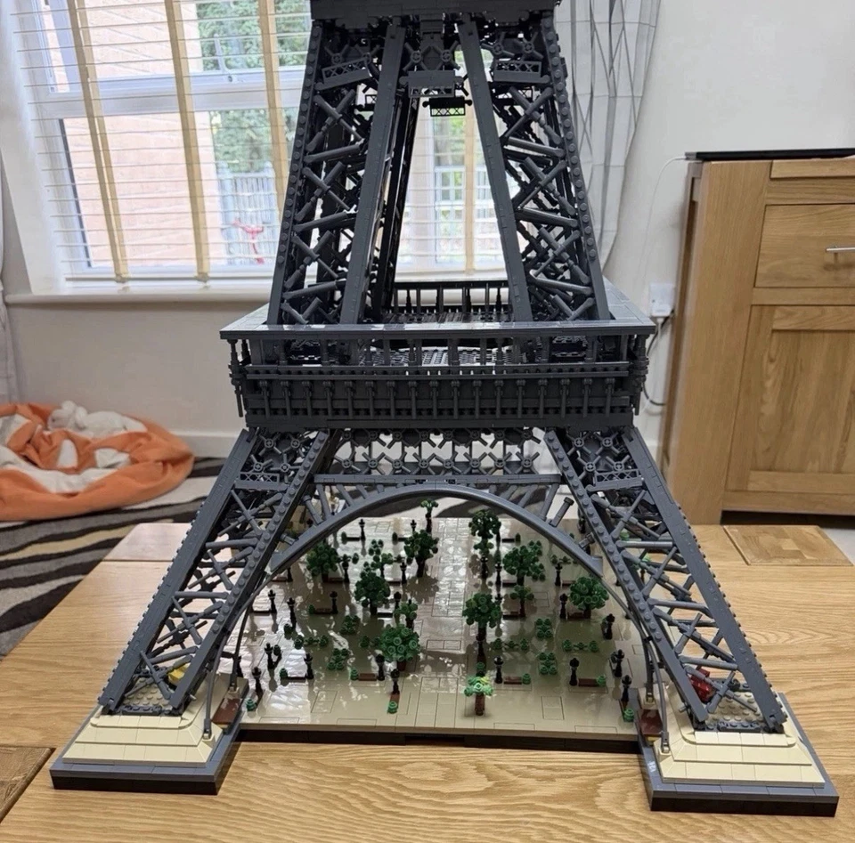 LEGO Icons 10307 Eiffel Tower, photo 2 of 5