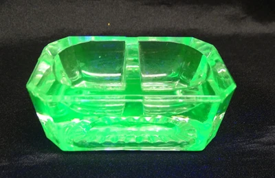 Beau saleron ancien , verre ouraline verte , modéle original - Photo 1/4