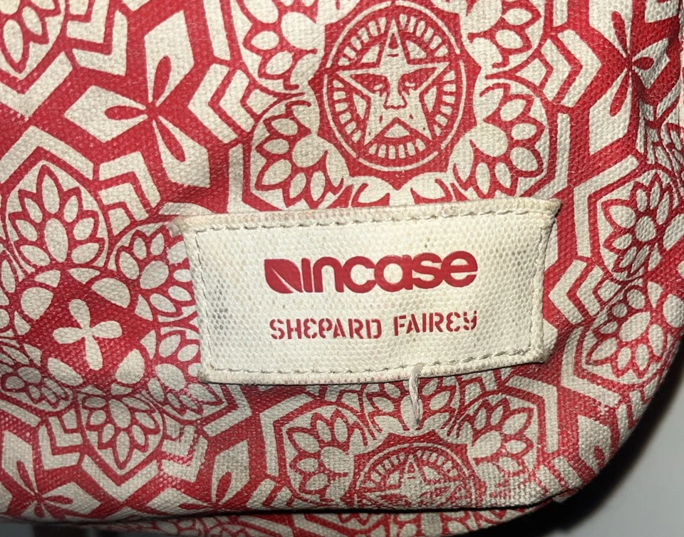 Mochila para laptop Shepard Fairey INCASE POP ART grafite vermelho - Imagem 3 de 4