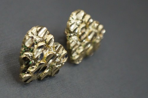Pendientes de tachuelas de corazón pepita de corazón de oro amarillo liso de 10 K de corte de diamante de 18 mm. - Imagen 2 de 12