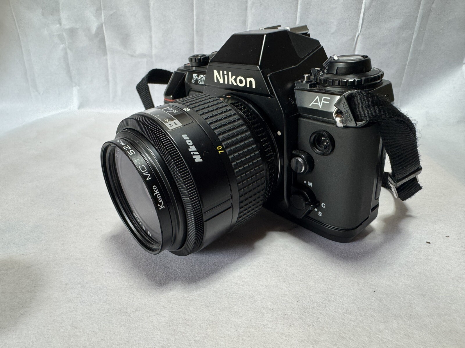 Nikon F-501 35mm SLR Film Camera w/35-70mm f/3.3-4.5 AF Lens Japan