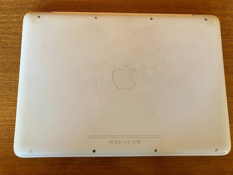 Macbook laptop mid-2010 model A1342, 13",  8GB RAM, 500 GB SSD, DVD drive  GUC - Image 4 of 4